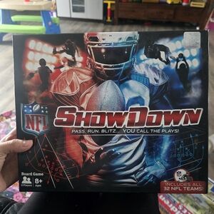NFL ShowDown Football Board Game Includes ALL 32 NFL Teams Complete